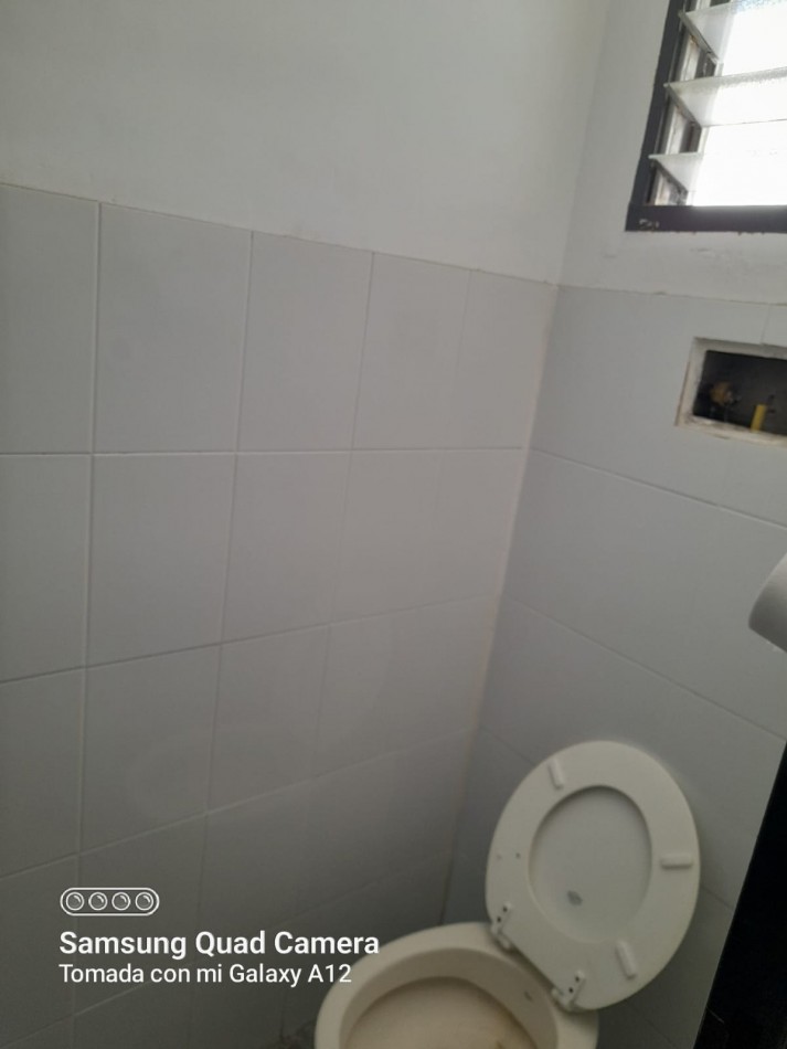 Local comercial de 3 x 8 mts. con baño.