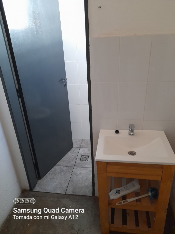 Local comercial de 3 x 8 mts. con baño.