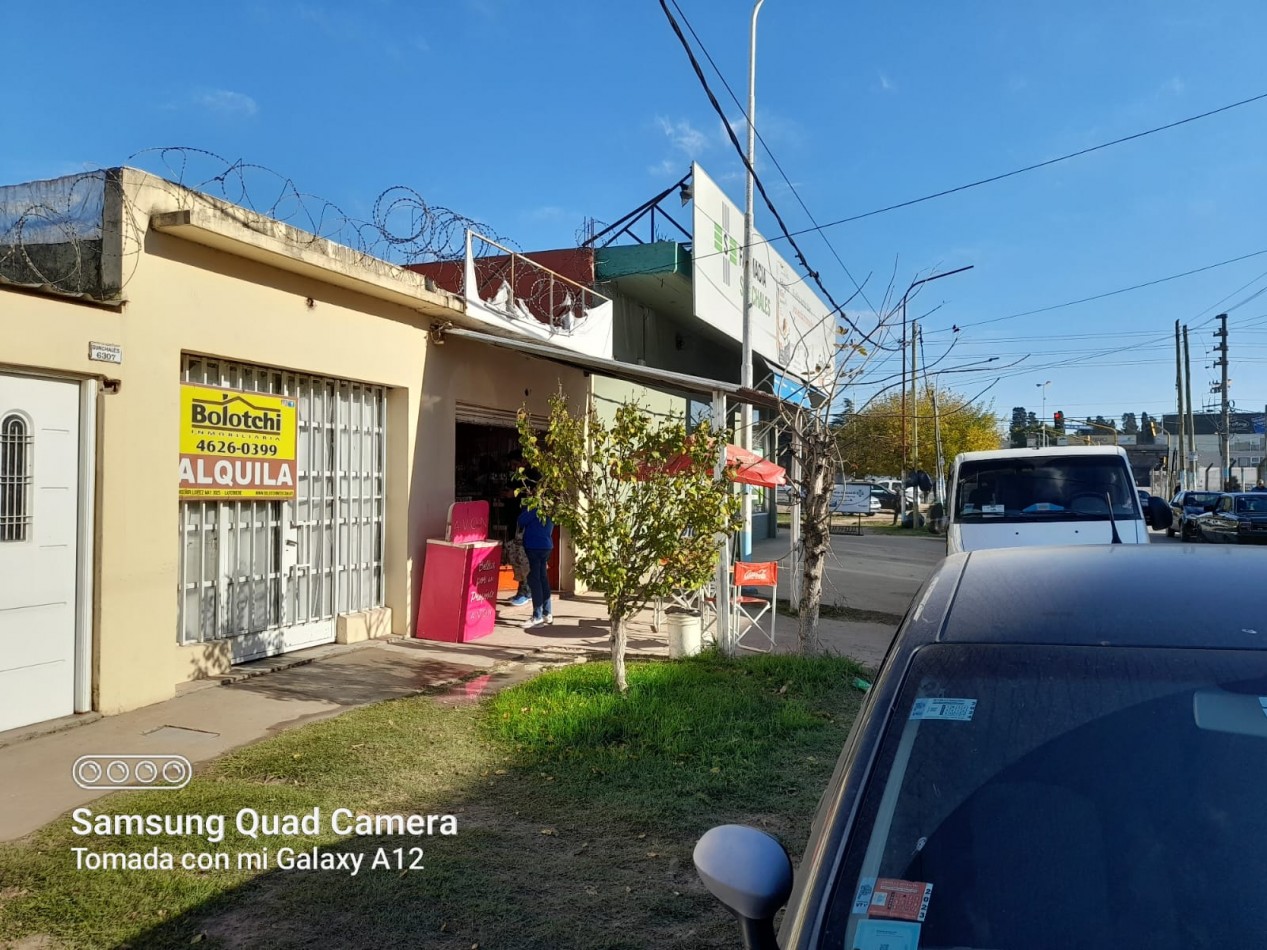 Local comercial de 3 x 8 mts. con baño.