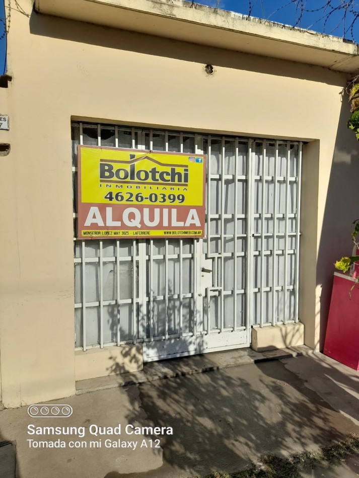 Local comercial de 3 x 8 mts. con baño.