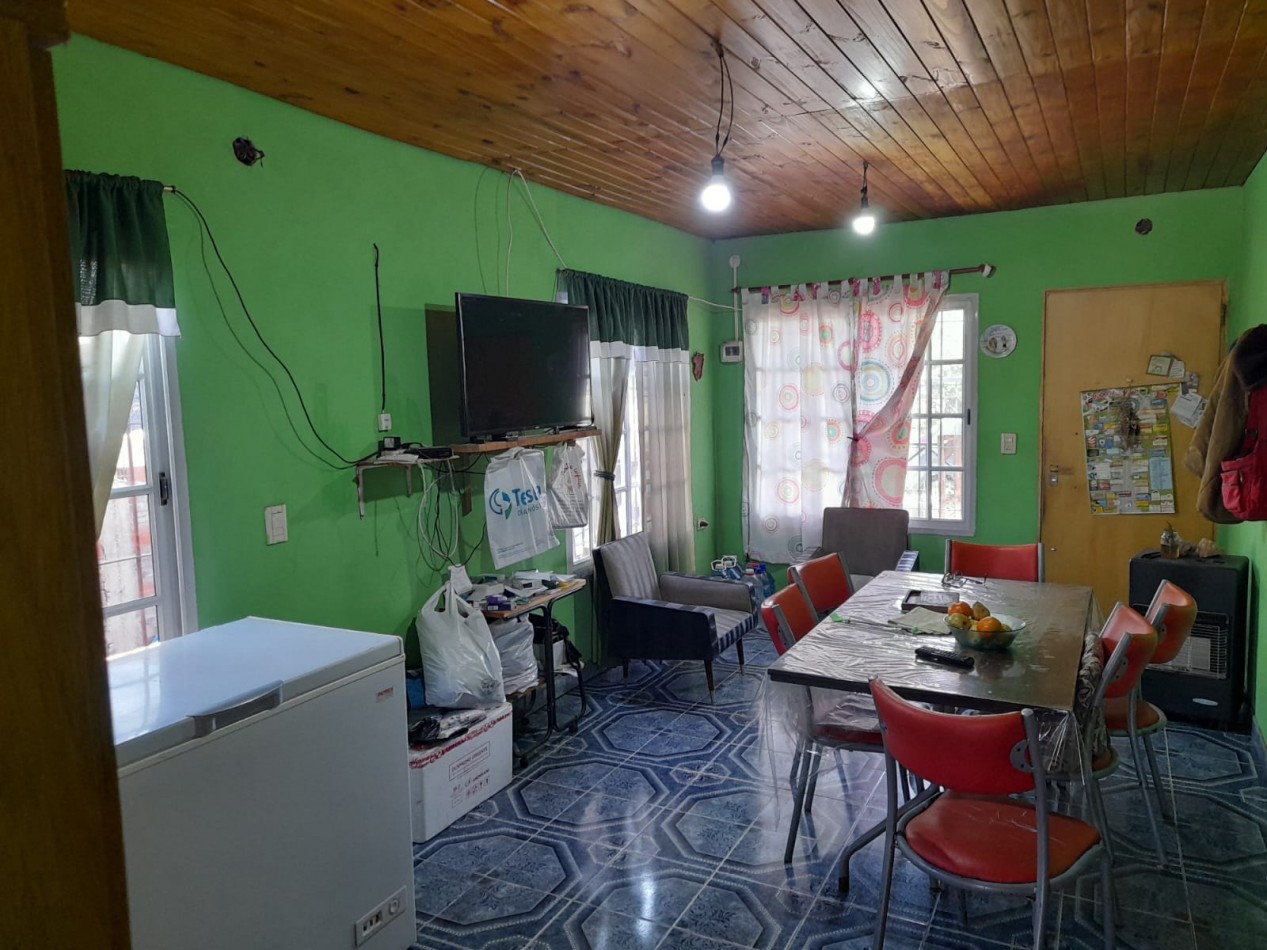 Casa en venta, sobre lote de 395 m2, 2 dormitorios, living-comedor, cocina, baño y cochera.