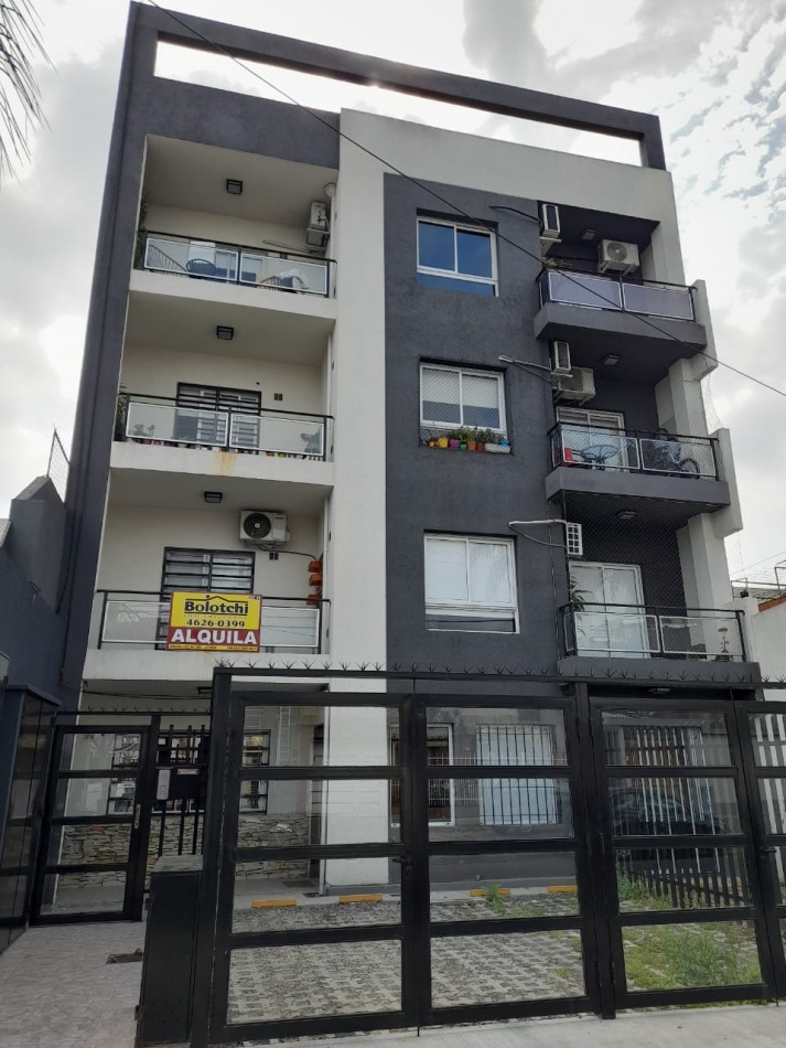 Departamento en alquiler de ambientes al frente con balcon. Primer piso.