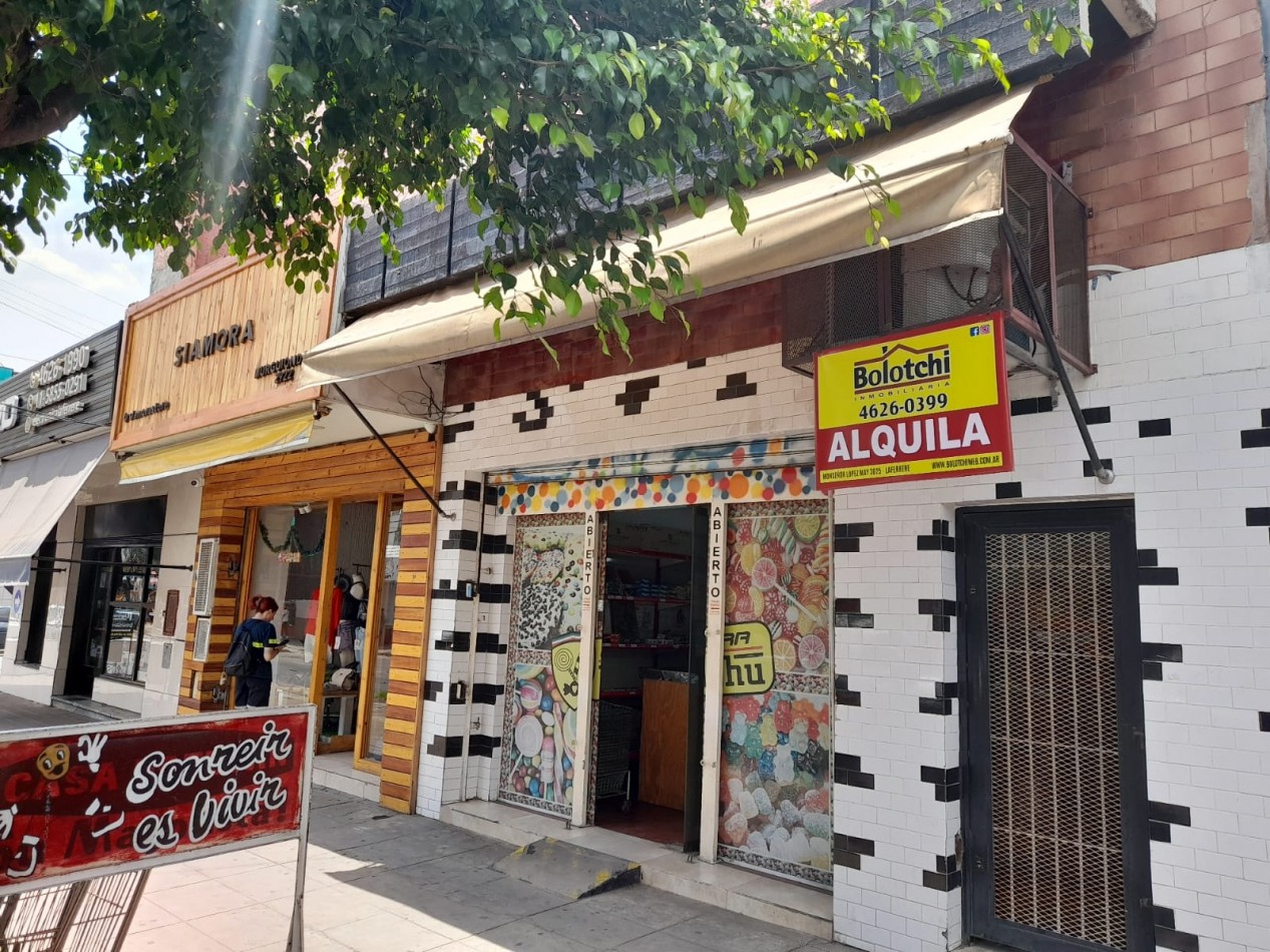 Local en alquiler, Laferrere centro, 200 m2 en 2 plantas con baño, vidriera y persiana.