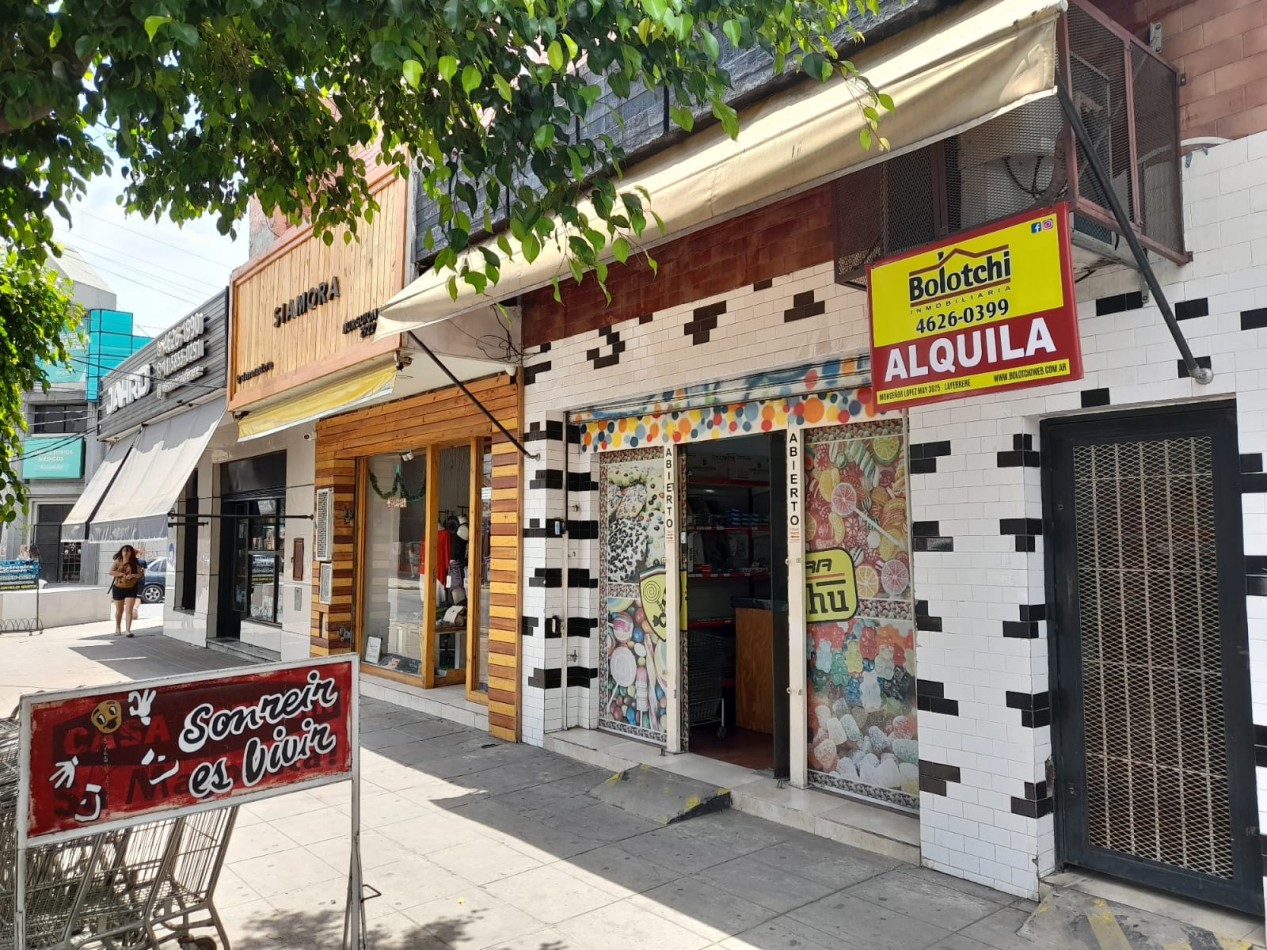 Local en alquiler, Laferrere centro, 200 m2 en 2 plantas con baño, vidriera y persiana.