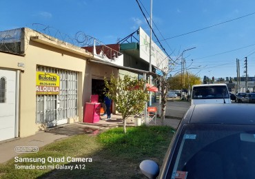 Local comercial de 3 x 8 mts. con baño.