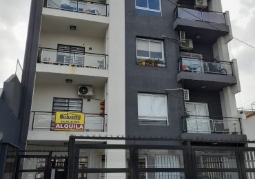 Departamento en alquiler de ambientes al frente con balcon. Primer piso.